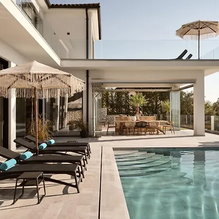 4-bedroom Private Sea View & Swimming Pool Villa *